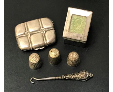 SELECTION OF SILVER ITEMScomprising an Edward VII silver mounted stamp box, the hinged lid inset with a green half penny stam