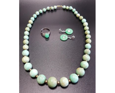 JADE BEAD NECKLACEof graduated form with brass spacers 49cm long, together with a pair of Chinese jade disk shaped earrings a