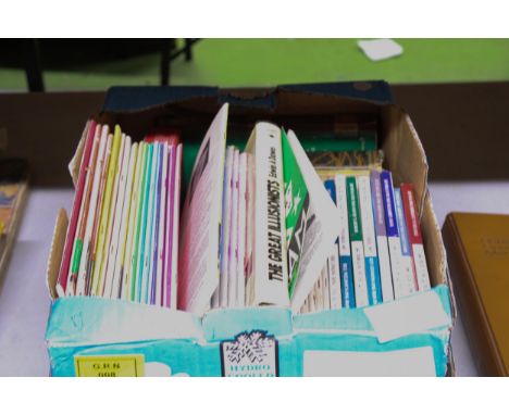 A COLLECTION OF MAGAZINES AND BOOKS RELATING TO MAGIC TO INCLUDE MAGIGRAM MAGAZINES, THE LINKING RING MAGAZINES, THE GREAT IL