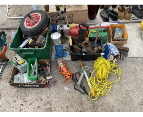 A QUANTITY OF VARIOUS HAND TOOLS AND HARDWARE TO INCLUDE WOOD PLANES, VICE, BOSCH DRILL STAND, NUTS AND BOLTS, ETC