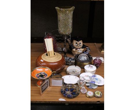 A MIXED LOT TO INCLUDE AN OWL TEAPOT, CANDLE HOLDER WITH GLITZY TOP, PIN TRAYS, TRINKET BOXES, AN ART GLASS SCENT BOTTLE, ETC