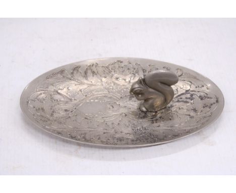 A VINTAGE 1960'S/1970'S SEBA SILVER PLATED DECORATIVE TRINKET DISH WITH A SQUIRREL, WIDTH 21CM
