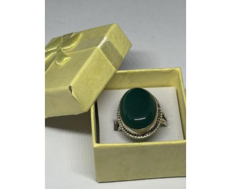 A MARKED 925 SILVER RING WITH LARGE GREEN ONYX SIZE R IN A PRESENTATION BOX