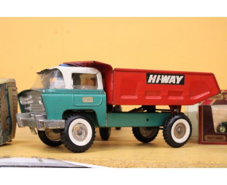 A LARGE VINTAGE TIN PLATE TRI-ANG 'HI-WAY' TRUCK IN GREEN AND RED
