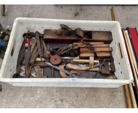 A LARGE QUANTITY OF VINTAGE HAND TOOLS TO INCLUDE WOOD PLANES, DRILL BITS, ETC