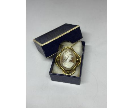 A VINTAGE GOLD PLATED CAMEO BROOCH WITH SAFETY CHAIN IN A PRESENTATION BOX