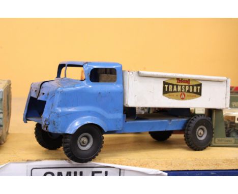 A LARGE VINTAGE TIN PLATE TRI-ANG TRANSPORT TRUCK IN BLUE AND WHITE