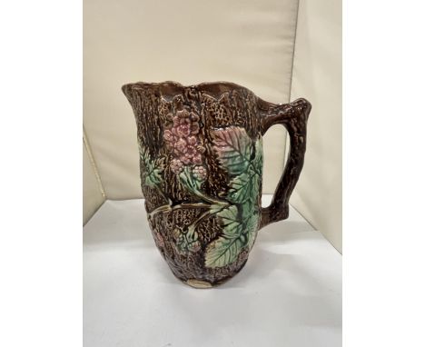 AN ANTIQUE 19TH CENTURY MAJOLICA BRAMBLE BARK RUSTIC PITCHER, CIRCA 1880, HEIGHT 21CM