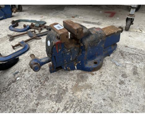 A VINTAGE HEAVY DUTY CAST IRON BENCH VICE