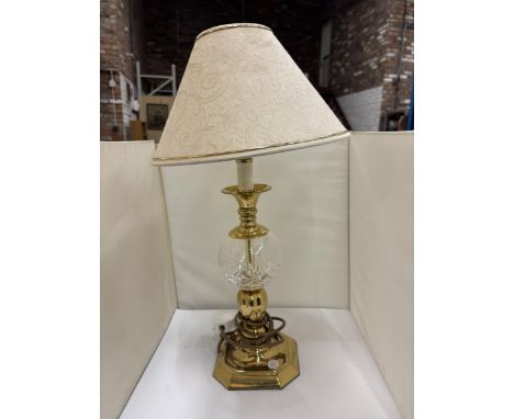 A LARGE BRASS AND DECORATIVE BULBOUS GLASS  TABLE LAMP WITH SHADE, HEIGHT 56CM