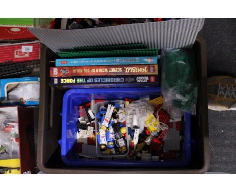 A QUANTITY OF LEGO ITEMS TO INCLUDE A BOX OF VINTAGE LEGO FIGURES, LEGO BASEBOARDS AND THREE LEGO BOOKS COMPLETE WITH MINI FI