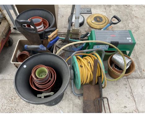 A LARGE QUANTITY OF GARDEN ITEMS TO INCLUDE PLANT POTS, HAND TOOLS, ETC