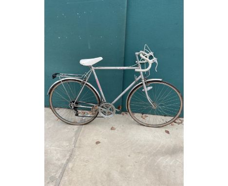 A VINTAGE DAYTONA ROAD RACING BICYCLE