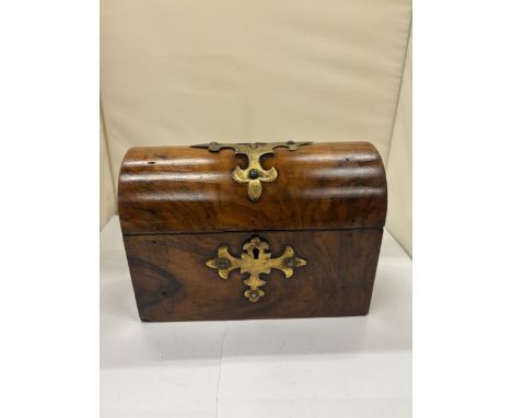 A VINTAGE WALNUT DOMED STATIONERY BOX, HEIGHT 15CM, WIDTH 20CM, DEPTH 10CM