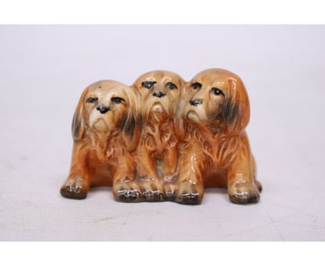 A VINTAGE BESWICK POTTERY FIGURE OF THREE SPANIELS
