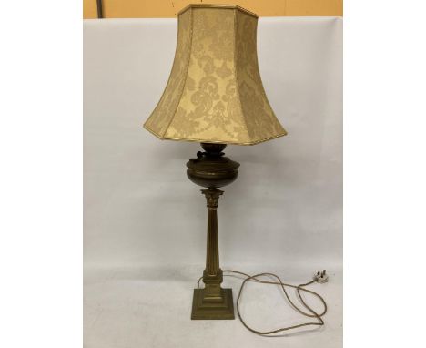 A LARGE BRASS OIL LAMP WITH CORINTHIAN COLUMN, CONVERTED TO ELECTRIC, WITH SHADE, HEIGHT APPROX 64CM