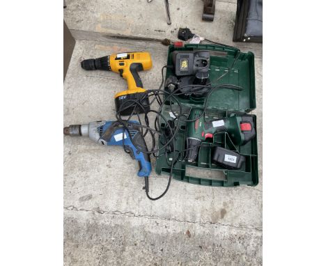 AN ASSORTMENT OF POWER TOOLS TO INCLUDE A JCD CORDLESS DRILL AND A BOSCH CORDLESS DRILL WITH CARRY CASE ETC