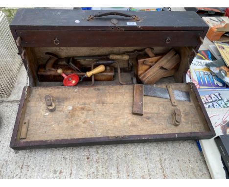 A VINTAGE CARPENTERS TOOL CHEST COMPLETE WITH VARIOUS TOOLS
