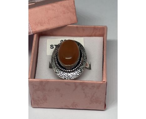 A MARKED 925 SILVER RING WITH LARGE CARNELIAN SIZE R IN A PRESENTATION BOX