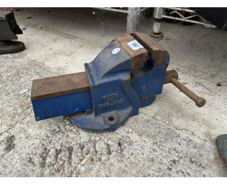 A VINTAGE MADE IN ENGLAND CAST IRON BENCH VICE