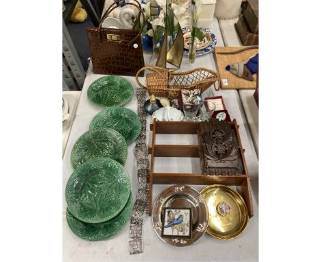 A MIXED LOT TO INCLUDE FIVE GREEN LEAF MAJOLICA PLATE, HANDBAG, SMALL SHELVING UNIT, ENAMELLED TRINKET POT, ROYAL BRIERLEY IR
