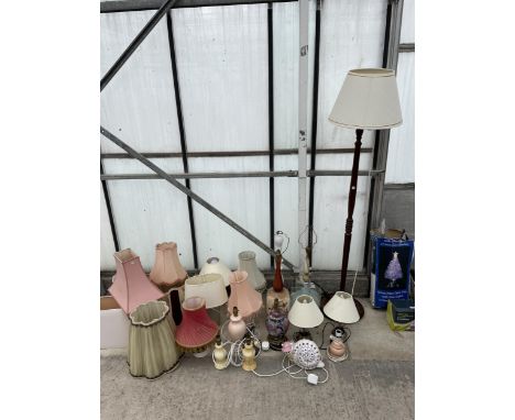 A LARGE ASSORTMENT OF TASBLE LAMPS AND SHADES TO ALSO INCLUDE A WOODEN STANDARD LAMP
