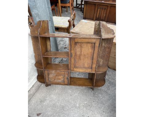 AN EARLY 20TH CENTURY OAK WALL SHELF UNIT ENCLOSING TWO CUPBOARDS, 35" WIDE