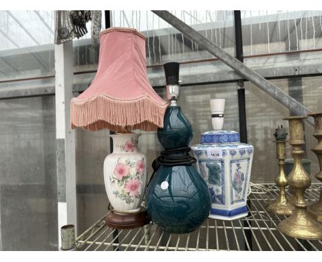 THREE DECORATIVE TABLE LAMPS TO INCLUDE AN ORIENTAL STYLE LAMP
