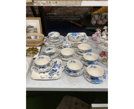 A MASON'S IRONSTONE BELVEDERE PART DINNER SERVICE TO INCLUDE SOUP COUPES AND SAUCERS, DINNER PLATES, LIDDED SUGAR BOWL, CAKE 