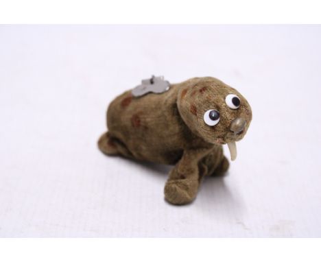 A 1930'S CLOCKWORK TOY WALRUS - MISSING ONE TUSK - TWITCHES ERRATICALLY