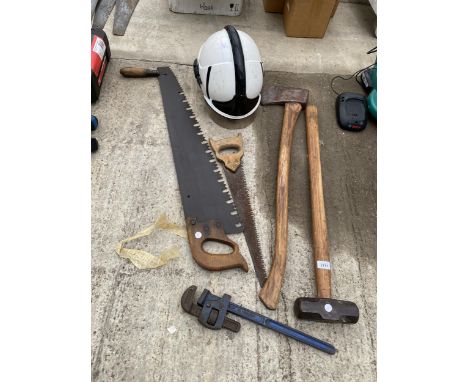 FIVE VARIOUS HAND TOOLS AND A SAFETY HELMET TO INCLUDE AN AXE, LUMP HAMMER, ETC