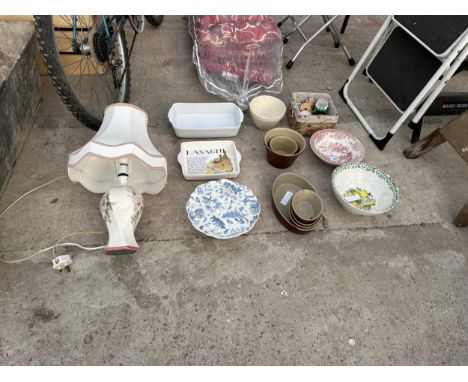 AN ASSORTMENT OF ITEMS TO INCLUDE CERAMICS AND A TABLE LAMP