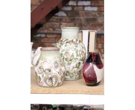 TWO VINTAGE BOURNE DENBY GLYN COLLEDGE VASES AND A RED MOSAIC MINIATURE VASE