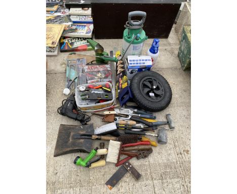 A LARGE ASSORTMENT OF VARIOUS HAND TOOLS AND HARDWAFRE TO INCLUDE JUMP LEADS, SPRAYERS, SAWS, ETC