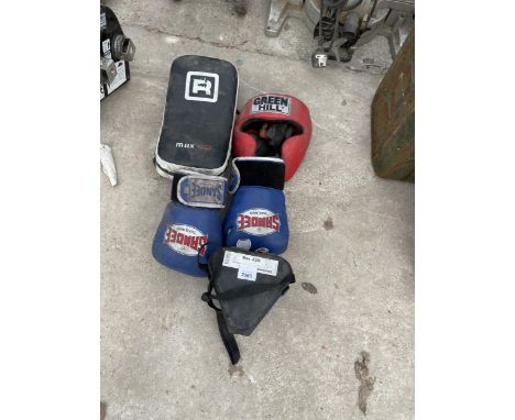 AN ASSORTMENT OF BOXING ITEMS TO INCLUDE A HEAD GUARD AND GLOVES ETC