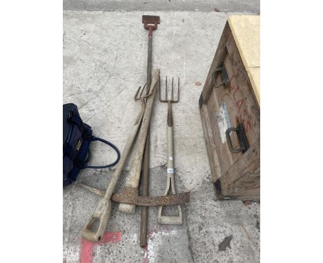 AN ASSORTMENT OF GARDEN TOOLS TO INCLUDE FORKS AND A PICK AXE ETC