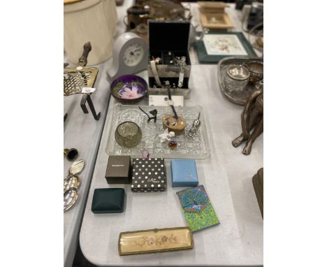 A MIXED LOT TO INCLUDE A JEWELLERY BOX WITH CONTENTS, GLASS DRESSING TABLE TRAY, JONES &amp; CO., MANTLE CLOCK, RING TRAY, ET
