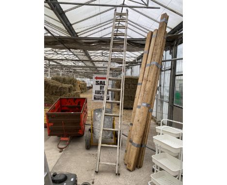 AN ALUMINIUM THIRTY RUNG EXTENDABLE LADDER