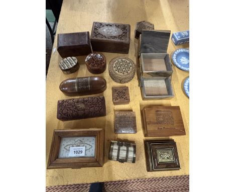 FIFTEEN VARIOUS CARVED, TREEN, MOTHER OF PEARL ETC TRINKET AND JEWELLERY BOXES
