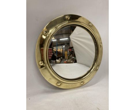 A VINTAGE BRASS ROUND CONCAVE MIRROR, DIAMETER 32CM