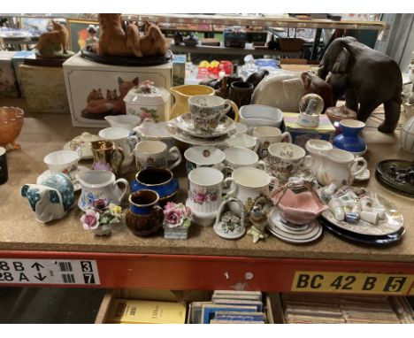 A LARGE QUANTITY OF COLLECTABLES TO INCLUDE CERAMIC THIMBLES, W.M. GRINDLEY TUNSTALL CUPS AND SAUCERS, COMMEMORATIVE WARE, MI
