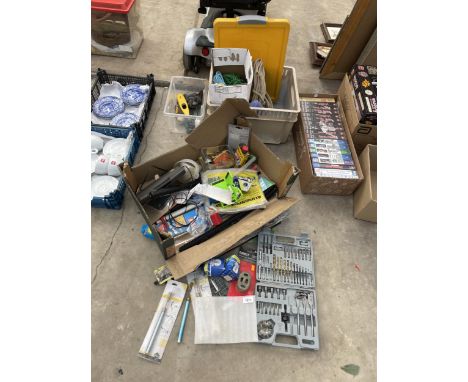 A QUANTITY OF HAND TOOLS AND HARDWARE TO INCLUDE ROPE, BULBS, DRILL BIT SET, ETC