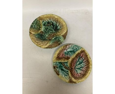 TWO VINTAGE MAJOLICA 'LEAF' CERAMICS, A PLATE AND FOOTED PEDESTAL PLATE, DIAMETERS 21CM AND 23CM