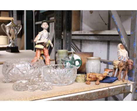 A MIXED LOT TO INCLUDE A CAPODIMONTE FIGURE, MANTLE CLOCK, LEATHER CAMELS, A WADE TANKARD, GLASSWARE, ETC