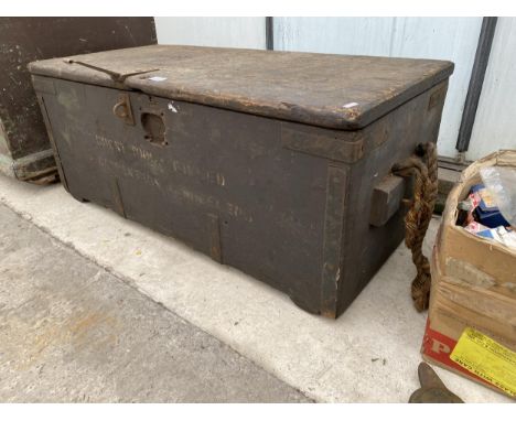 A VINTAGE PINE SHIPWRIGHT TOOL CHEST WITH THREE INNER DRAWERS AND ROPE HANDLES