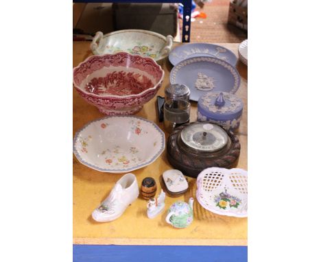 A MIXED LOT TO INCLUDE WEDGWOOD JASPERWARE PLATES AND A TRINKET BOX, A LARGE VINTAGE MASON'S 'VISTA' PATTERN BOWL, A LARGE BE