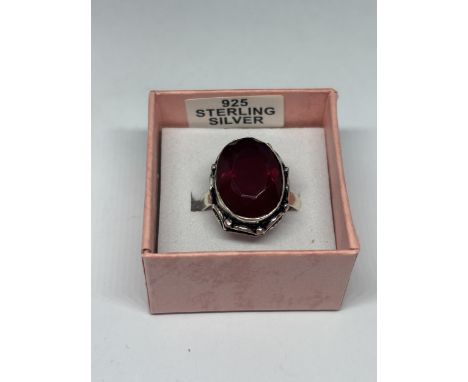 A MARKED 925 SILVER RING WITH LARGE RUBY SIZE R IN A PRESENTATION BOX