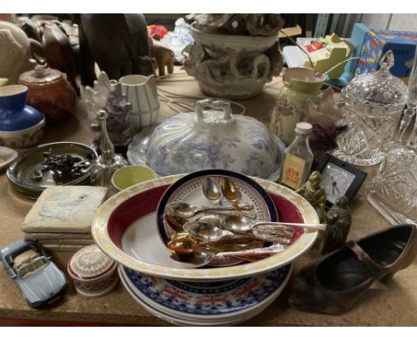 A QUANTITY OF COLLECTABLES TO INCLUDE WEDGWOOD COLLECTOR'S PLATES, VICTORIAN BLUE &amp; WHITE COVERED DISH, BRASS FIGURES, CO