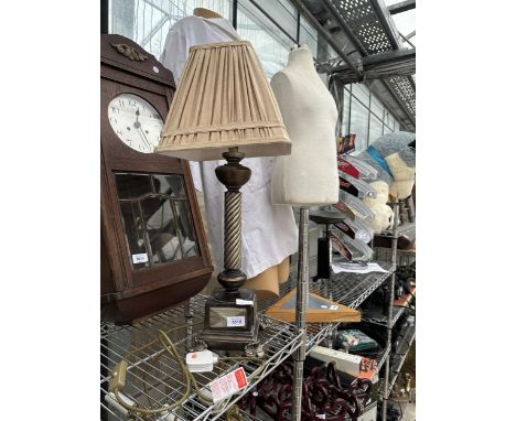 A DECORATIVE TWISTED COLUMN TABLE LAMP WITH SHADE