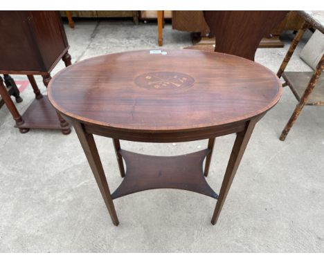 AN EARLY 20TH CENTURY INLAID MAHOGANY CENTRE TABLE WITH LOWER SHELF
